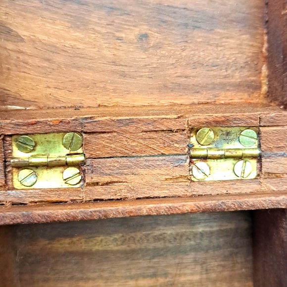 Vintage wood hand carved in India jewelry/ trinket /snuff…box with brass inlay - Picture 4 of 10